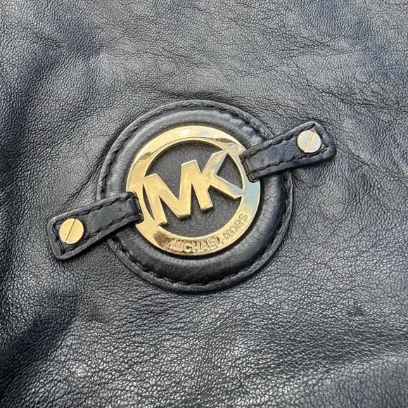Michael Kors Black Leather Shoulder Bag With Gold Hardware. - Picture 12 of 12